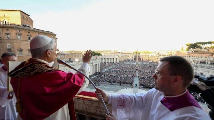 Paus Leo yang baru terpilih menyapa kerumunan dari balkon tengah Basilika Santo Petrus (@Vatican Media)