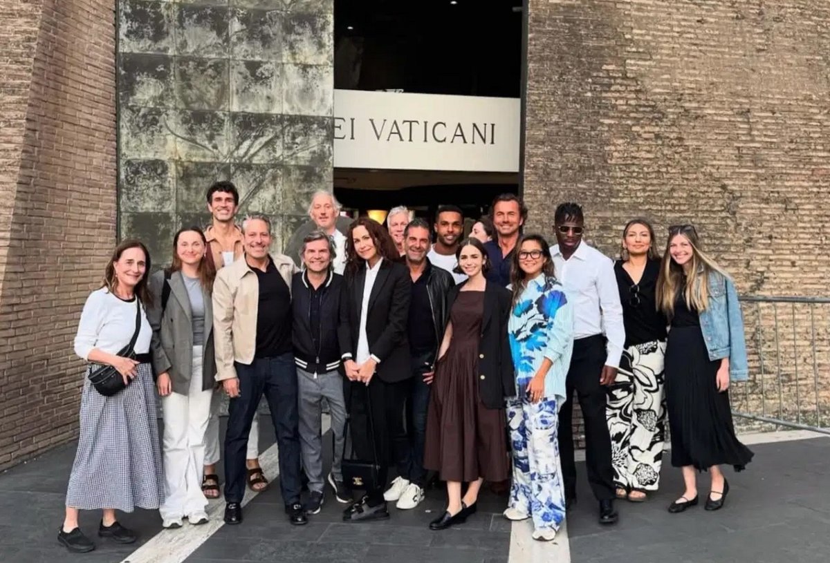 Актерский состав сериала «Эмили в Париже» в музеях Ватикана