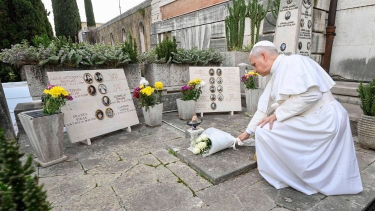 The Pope lays a bouquet of white roses on the Nicolini family tomb (@Vatican Media)
