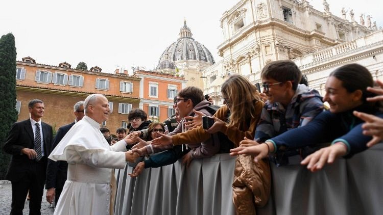 The Pope also took time before entering the Paul VI Hall to greet those gathered outside (@Vatican Media)
