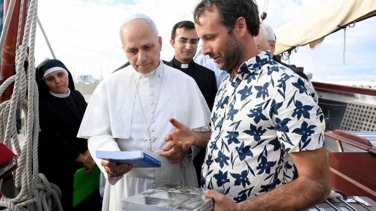 教皇レオがデッキに（@Vatican Media）