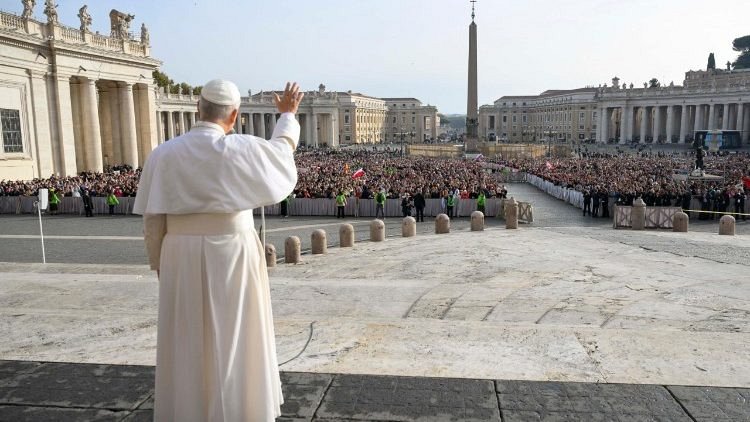 Pope Leo greets the faithful gathered in St. Peter's Square ahead of the Mass (@Vatican Media)