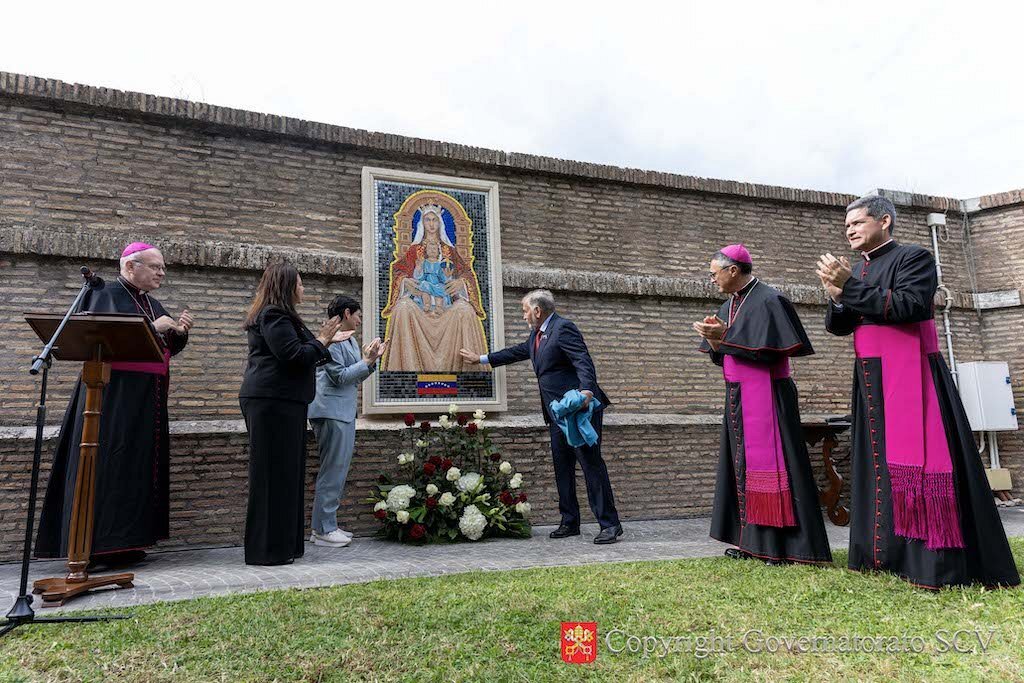 Mosaico da Madona de Coromoto revelado nos Jardins do Vaticano