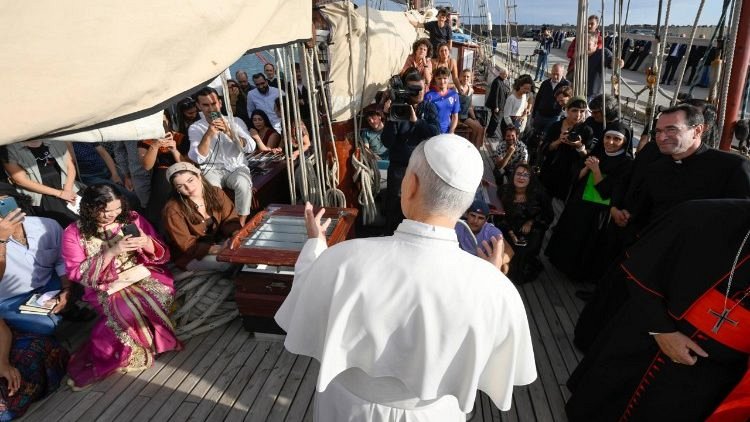 教皇レオがデッキに（@Vatican Media）