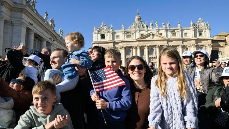 The crowd in St. Peter's Square during the General Audience (@Vatican Media)