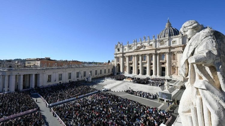 The crowd in St. Peter's Square during the General Audience (@Vatican Media)