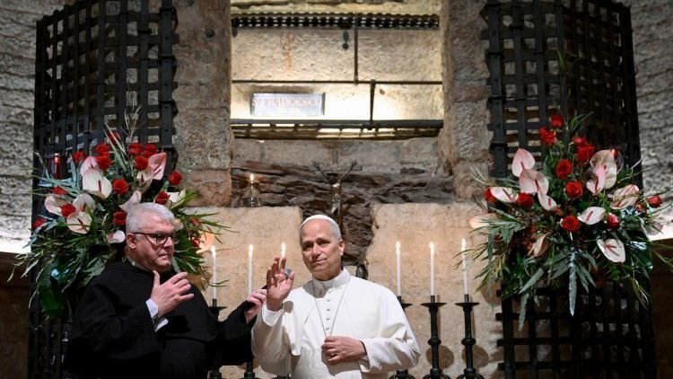 El Papa saluda a los fieles en la Basílica Inferior de San Francisco (@Vatican Media). (@Vatican Media)