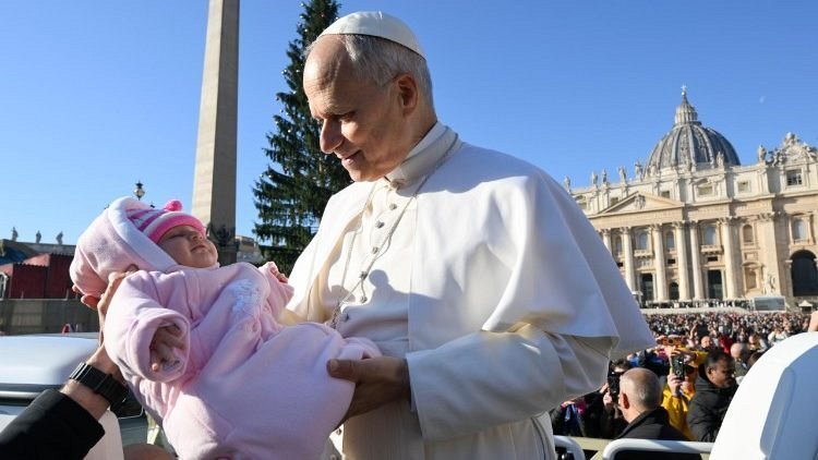 Pope Leo blesses a baby during the General Audience (@Vatican Media)