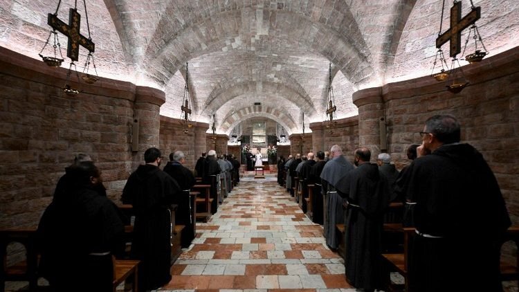 El Papa ante la tumba de San Francisco (@Vatican Media) (@Vatican Media)