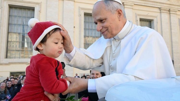 The Pope blesses a child at the General Audience (@Vatican Media)