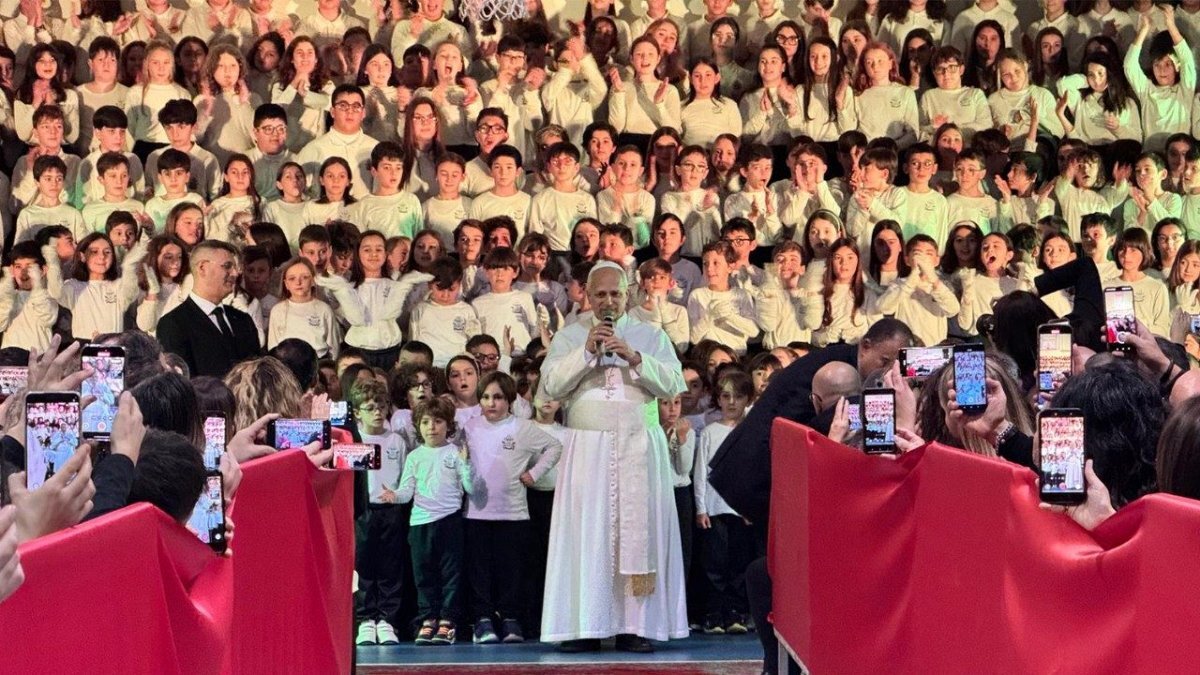 Let us build peace and unity at Christmas, the Pope told the elementary school students