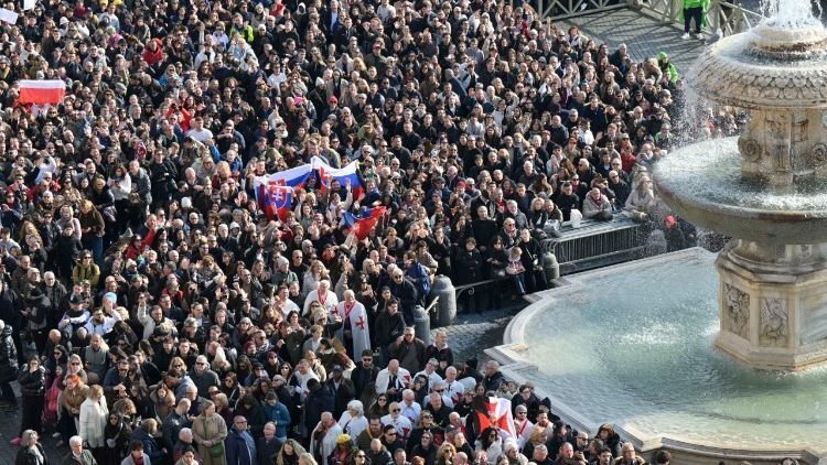 De menigte verzamelde zich op het Sint-Pietersplein voor het Angelus (@Vatican Media)