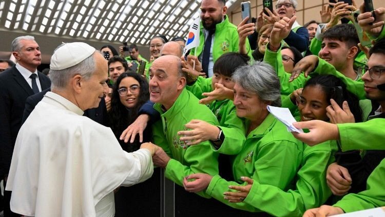 Pope Leo greets some of the Jubilee volunteers and collaborators (@Vatican Media)