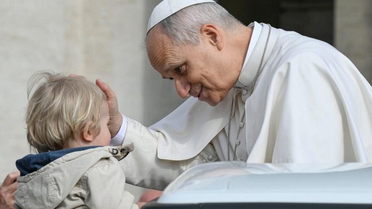 Pope Leo greeting the faithful (@Vatican Media)