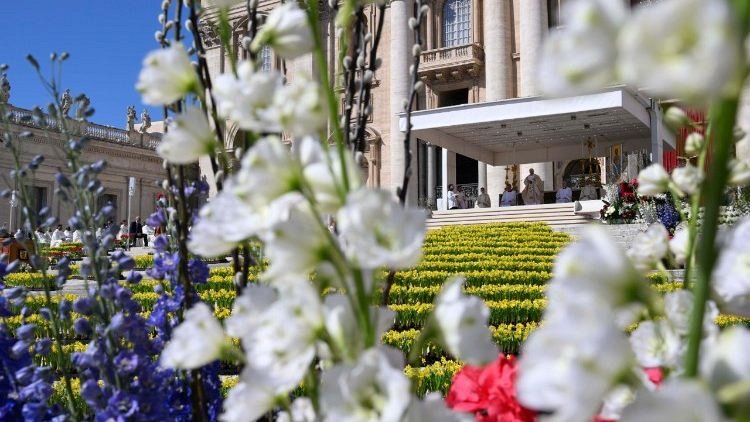 Thousands of flowers from the Netherlands adorning Saint Peter's Squares (@Vatican Media)