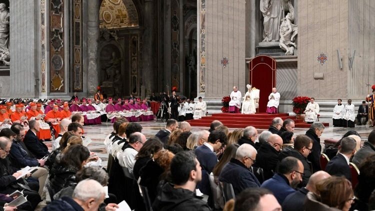 Sekitar 5.500 orang berkumpul untuk Misa Vesper (@VATICAN MEDIA)