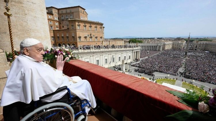 Paus Fransiskus menyapa kerumunan untuk terakhir kalinya selama berkat Paskah Urbi et Orbi (VATICAN MEDIA Divisione Foto)