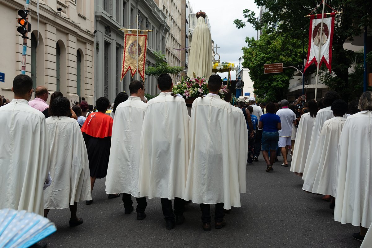 Pilgrims Walking the Refurbished Rome in 2026