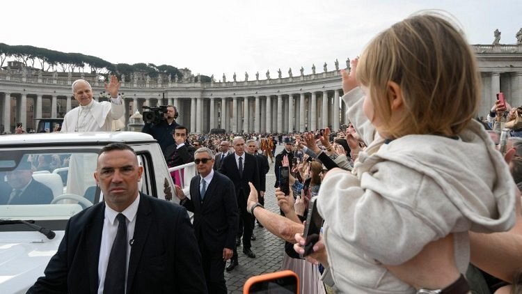 Pope Leo greets the faithful in St. Peter's Square (@Vatican Media)