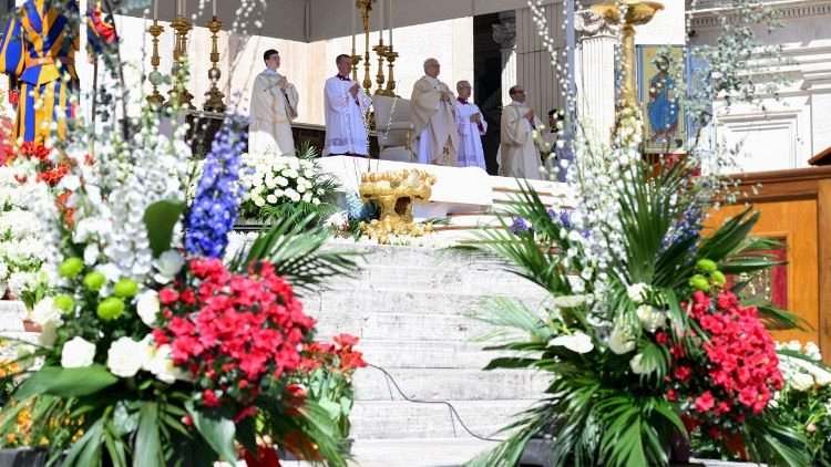 Easter Sunday, Saint Peter's Square (@VATICAN MEDIA)