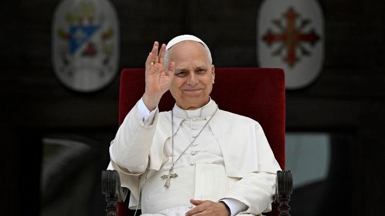 Pope Leo XIV greets the people of Naples (@Vatican Media)