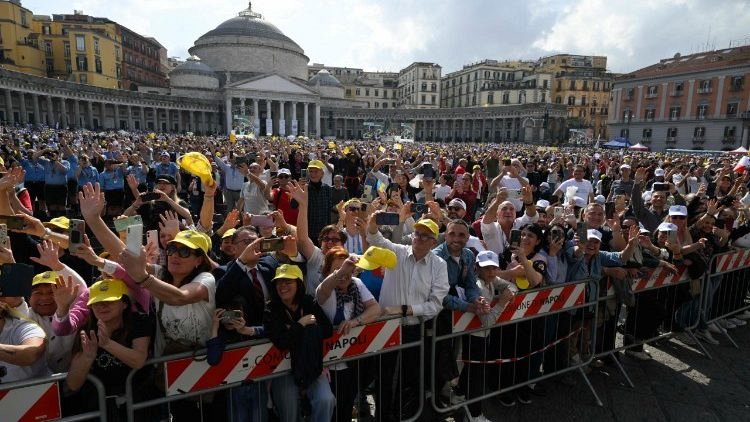 The citizens of Naples in Piazza del Plebiscito with the Pope (@Vatican Media)