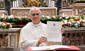 Papież Franciszek podpisuje list apostolski z okazji 60. rocznicy wprowadzenia edukacji religijne