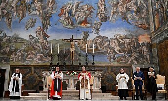 O rei Carlos participa da cerimônia ecumênica de oração na Capela Sistina