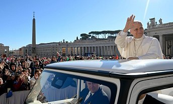 在接见信徒时，教皇宣布基督的复活为人类历史的黑暗带来了希望。