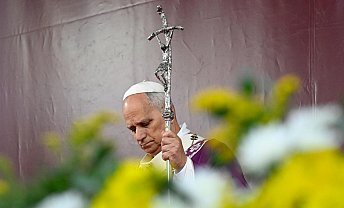 В своем обращении в День всех святых Папа сказал: Бог открыл нам путь к вечной жизни