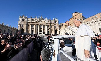 教皇は信者との面会でこう語った。「死について考えなさい。この世での時間は永遠の命への準備期間なのです」