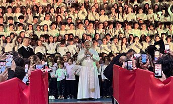 교황은 초등학생들에게 크리스마스에 평화와 화합을 이루도록 합시다라고 말했다