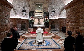 El papa León I visitó Asís y rindió homenaje ante la tumba de San Francisco