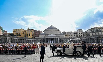 After concluding his trip to Naples, the Pope called for the city to become a factory of peace.