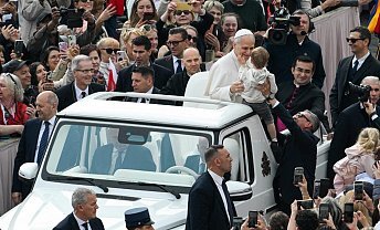 During his audience with the congregation, the Pope said: The Church is a prophecy of peace and unity; it embraces all people.