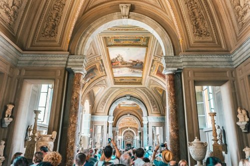 interior-shot-museums-vatican-city_181624-12883