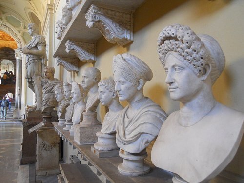 Beeldengalerij en de zaal met bustes