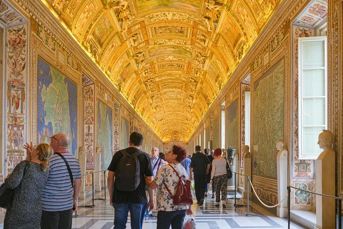 Vatican City: Private Tour with St. Peter's Basilica Entry