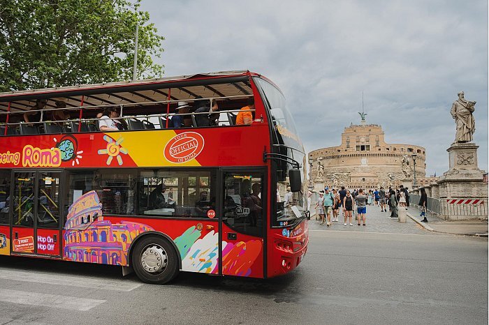 Von Civitavecchia: Hop-On-Hop-Off-Tour durch Rom und Bustransfer