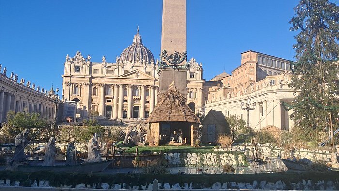 Besichtigen Sie den Petersdom, die Vatikanischen Grotten und den Petersplatz.