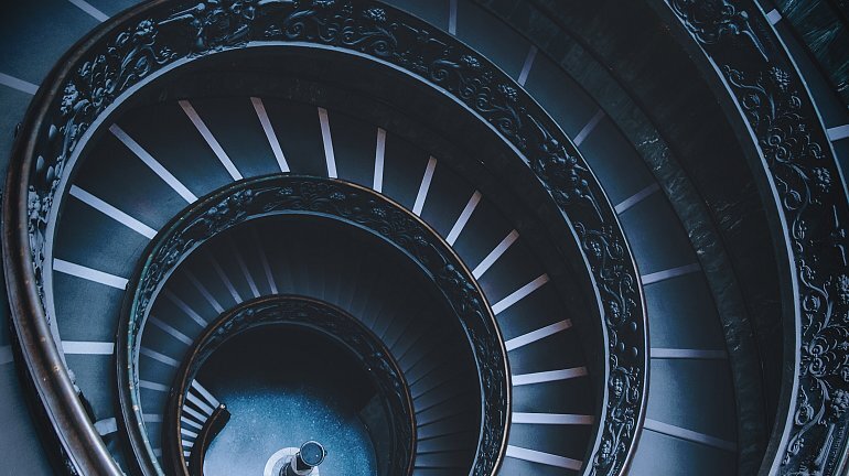 высокий угол-снимок-черная-спираль-лестница-музей-ватикан