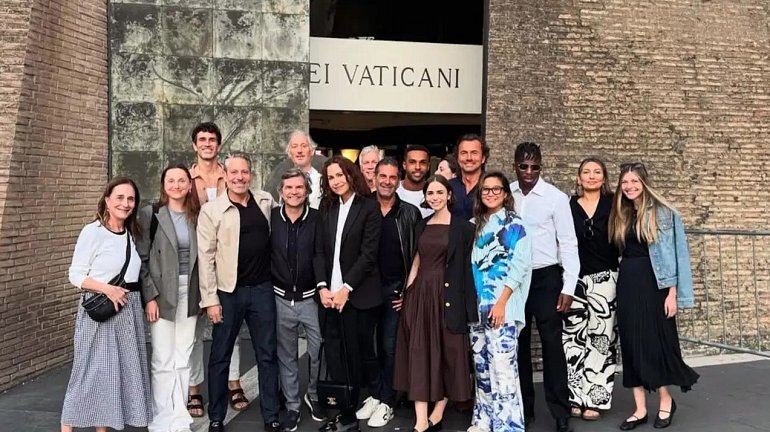 Актерский состав сериала «Эмили в Париже» в музеях Ватикана