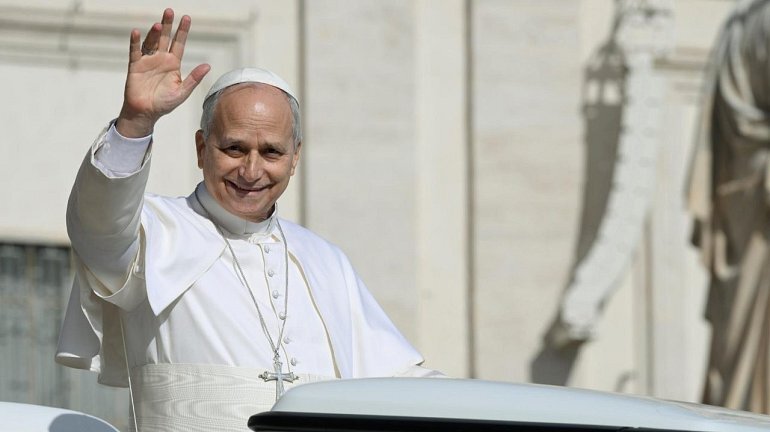 教皇在与信徒会面时表示：教会的人性与神性是和谐统一的。