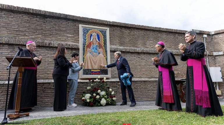 Мозаика «Мадонна дель Коромото» представлена в садах Ватикана