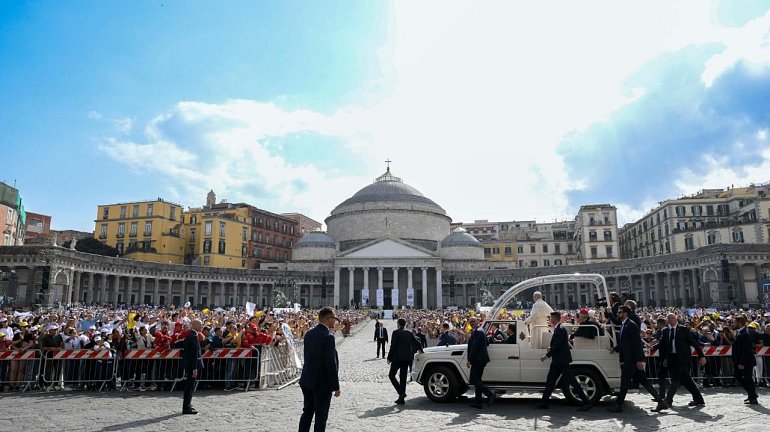 After concluding his trip to Naples, the Pope called for the city to become a factory of peace.