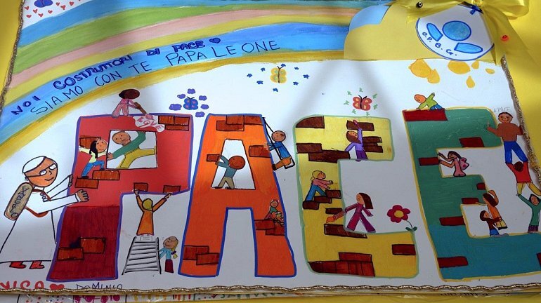Patiënten van het Kinderziekenhuis van het Vaticaan hebben een schilderij gemaakt voor paus Leo