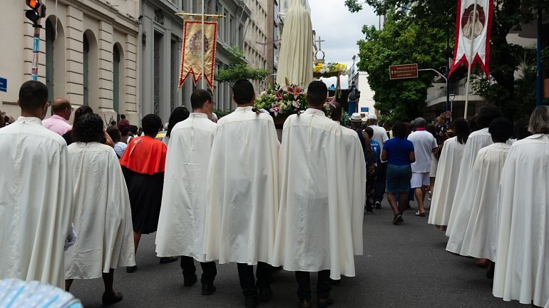 Pilgrims Walking the Refurbished Rome in 2026